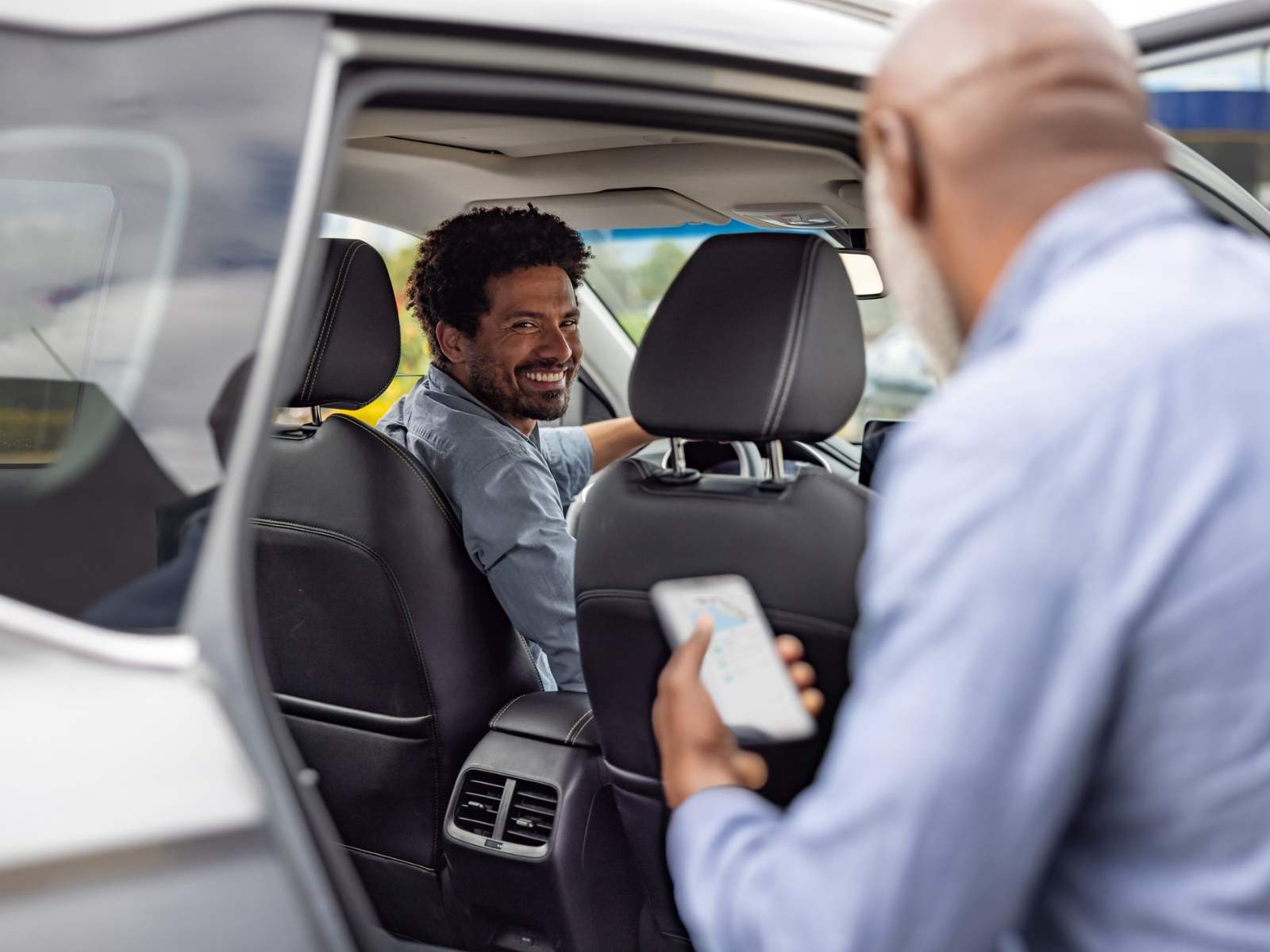 holoholo rideshare driver greeting a passenger in Hawaii